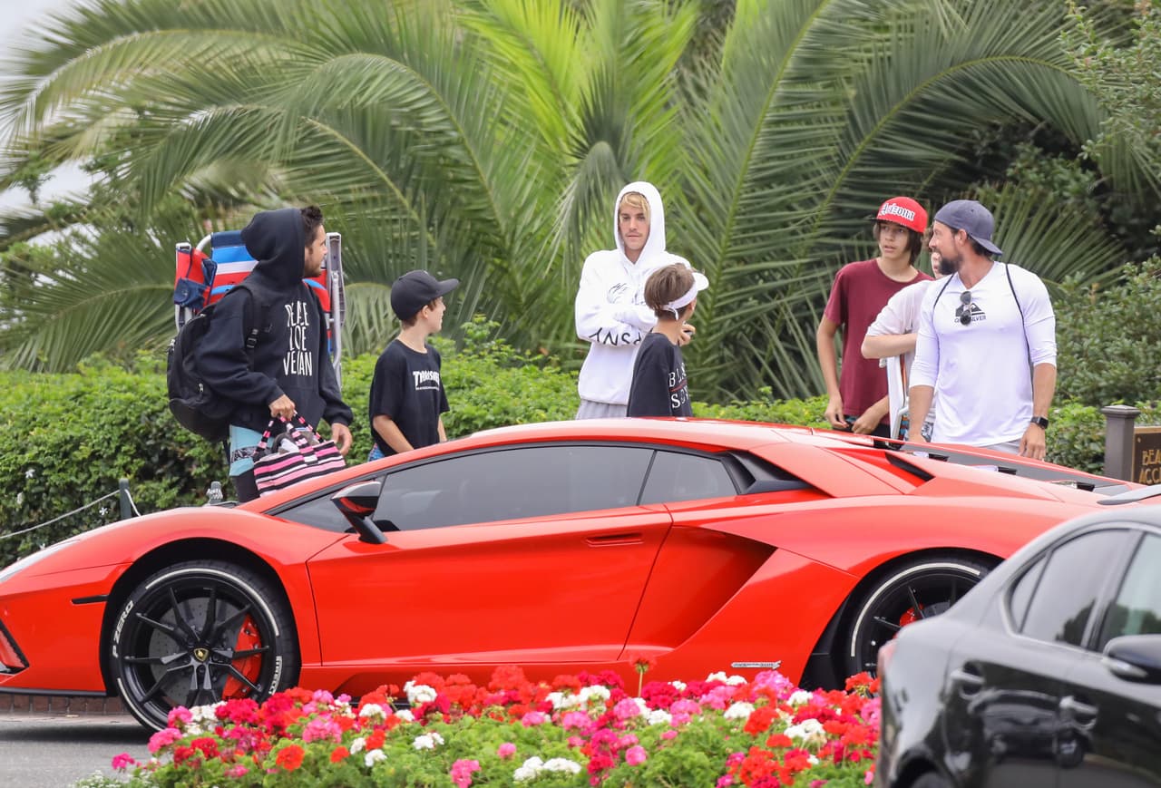 Los curiosos que pasaban por la calle
<b> se mostraron soprendidos al ver</b> al Lamborghini Aventador S en color naranja brillante.