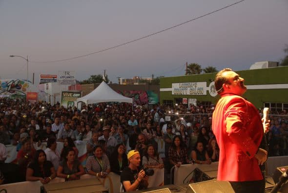 El popular Conjunto Primavera cerró con broche de oro la gran celebración del Latin Grammy Street Party en Phoenix, donde cientos de personas se congregaron desde muy temprano para escucharlos y cantar con ellos.