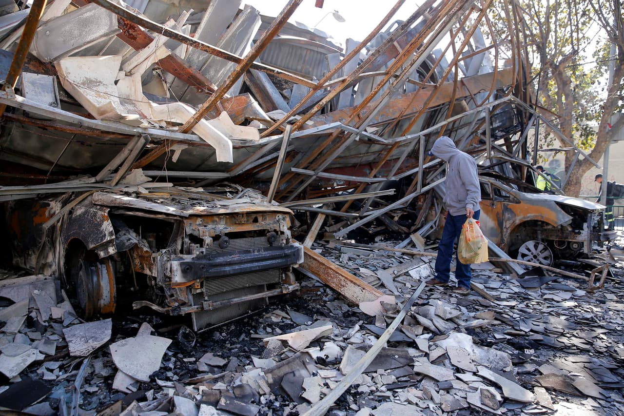 <b>Los autos de una agencia de alquiler completamente consumidos</b> por el fuego. Las protestas empezaron el lunes, días despúes de que el gobierno anunciara un aumento del precio de las tarifas dle metro y el transporte público en general.