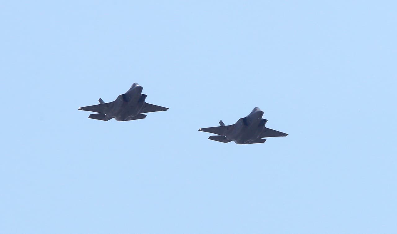 Dos aviones F-35 estadounidenses del 134 Fighter Squadron de la Guardia Nacional Aérea de Vermont que se encuentran en misión de vigilancia aérea en Europa en el flanco oriental de la OTAN.