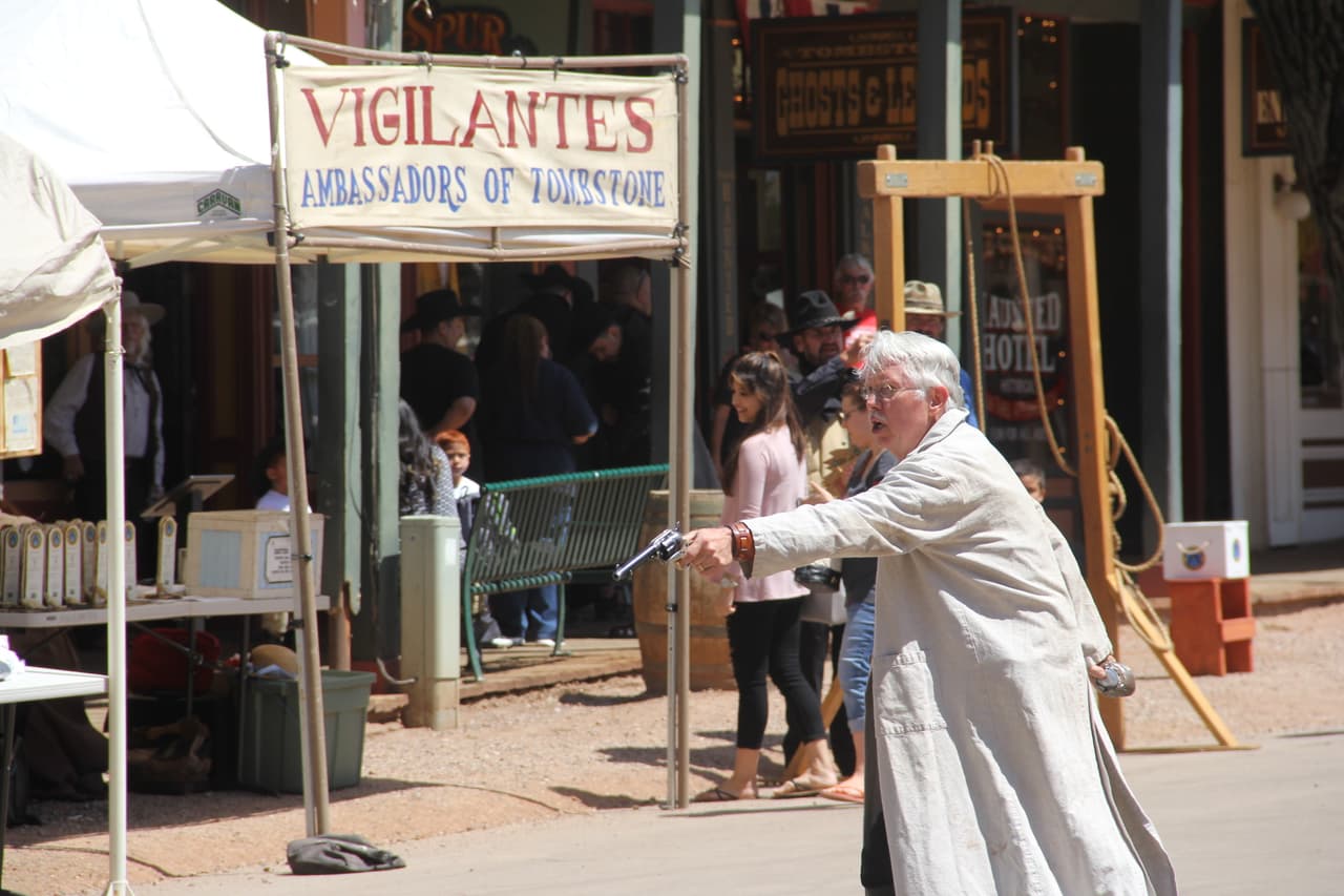 Todos los días se realizan recreaciones muy reales de los tiroteos callejeros que tomaban lugar hace más de un siglo atrás.