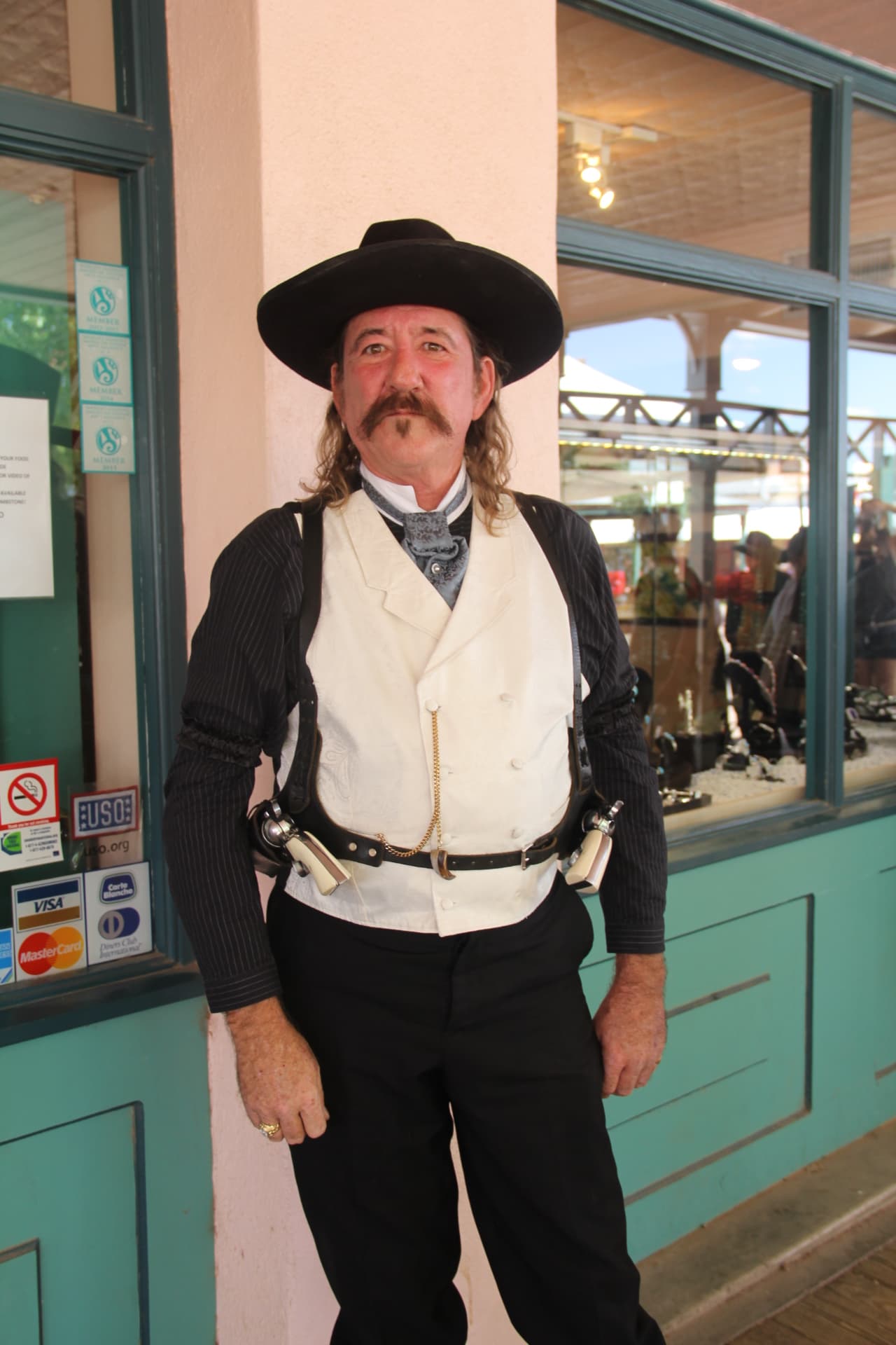 Los hombres portan no solo sus atuendos sino también exhiben con orgullo sus armas de fuego.