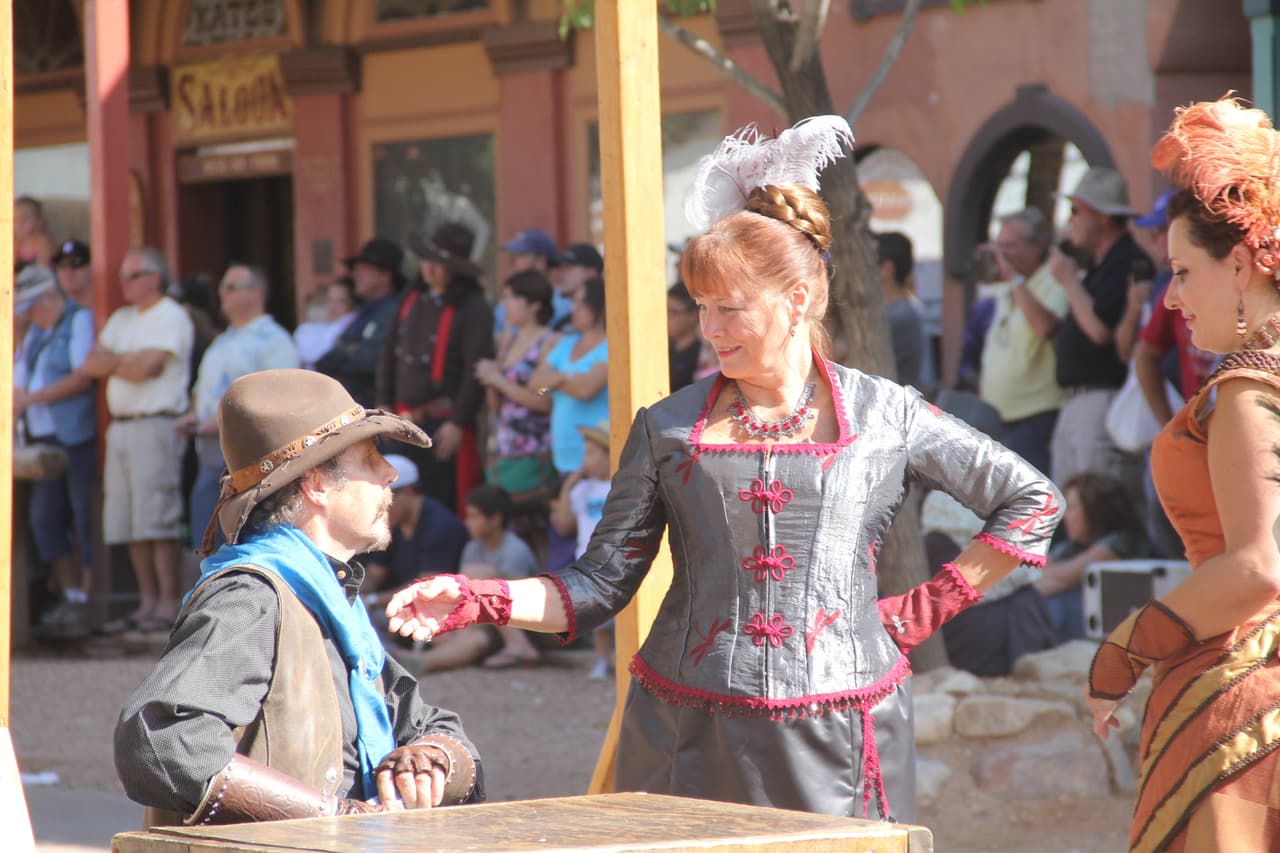 Sus habitantes aún visten con orgullo atuendos de época tal y como se usaban en el siglo XIX.