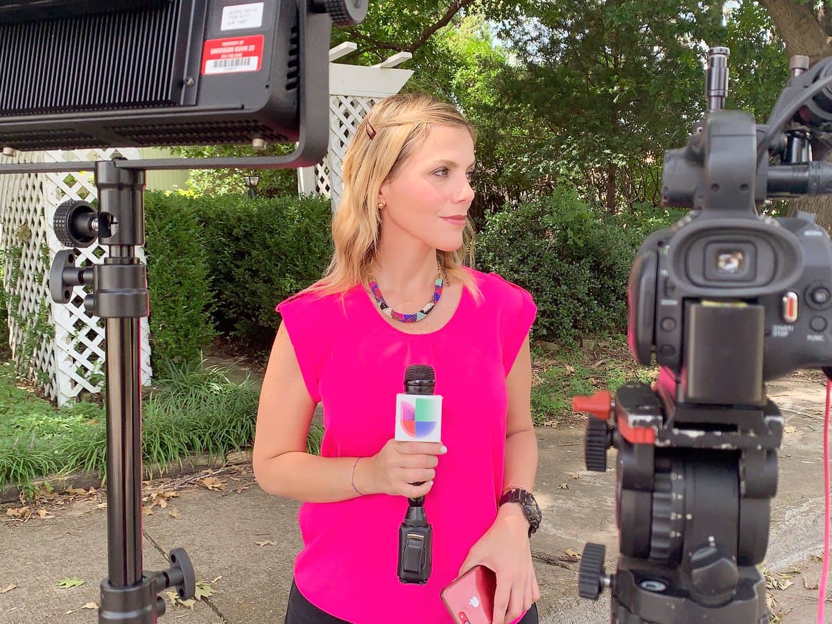 Laura Cruces, reportera, en cobertura.