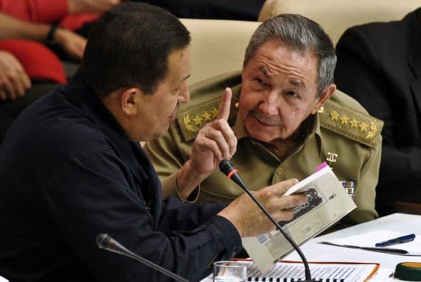 Chávez, que considera al ex presidente cubano su padre ideológico, "se congratuló de encontrarse una vez más con Fidel, le relató el trabajo de los ministros de ambos países que permitieron relanzar" el convenio para los próximos diez años y "su satisfacción por el emotivo acto", añadió la prensa.