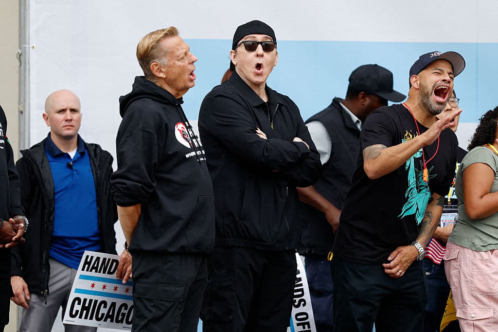 El actor estadounidense John Cusack (Centro) asiste a una manifestación durante el día nacional de protesta “No Kings” en Chicago, el 18 de octubre de 2025. Desde Nueva York hasta San Francisco, se espera que millones de estadounidenses salgan a las calles para expresar su enojo por las políticas del presidente Donald Trump en las protestas “No Kings” a nivel nacional.