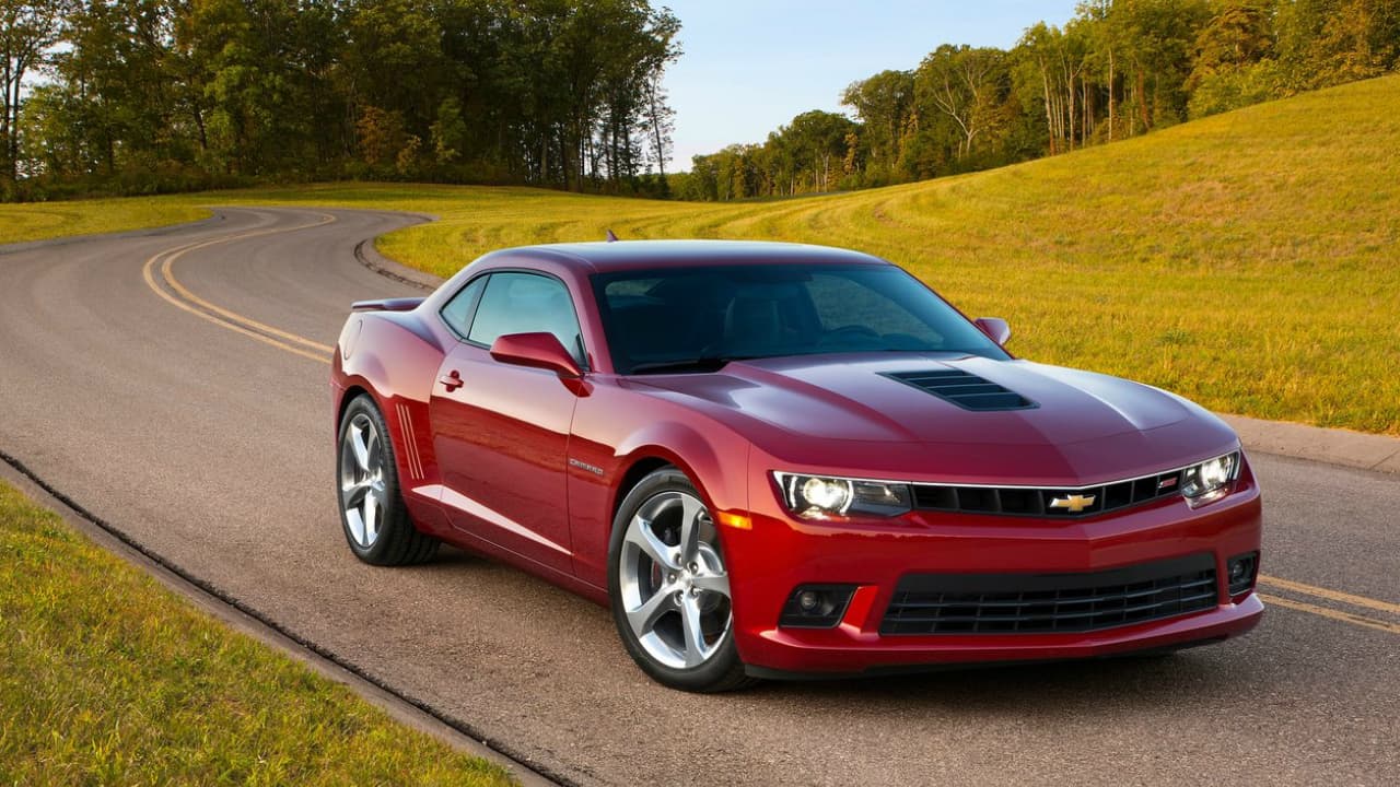 La foto publicada por 'El príncipe de los corridos' hace referencia a un 
<b>Chevrolet Camaro SS de quinta generación</b> (2010-2015). El que ves en esta imagen correspondel al modelo 2014 con motor V8 de 6.2 litros de 426 hp, con opción a transmisión manual o automática de seis velocidades.