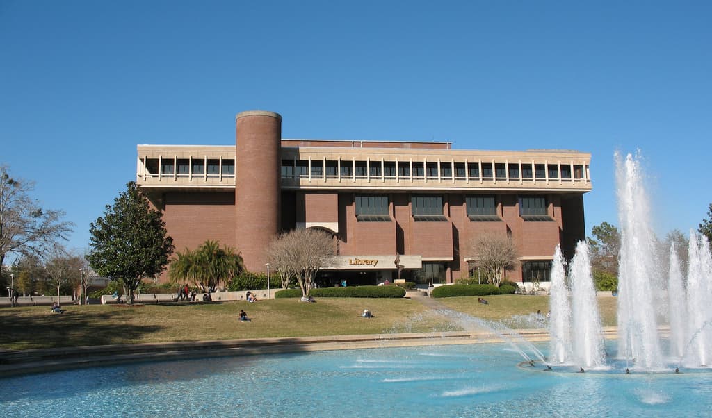 Policía no encuentra persona armada en la Universidad Central de Florida