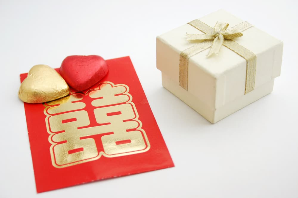 Se recomienda también comer caramelo, sobre todo dulces rojos, porque así se recibe el año con suerte y dulzura, no amargados y de mal humor.