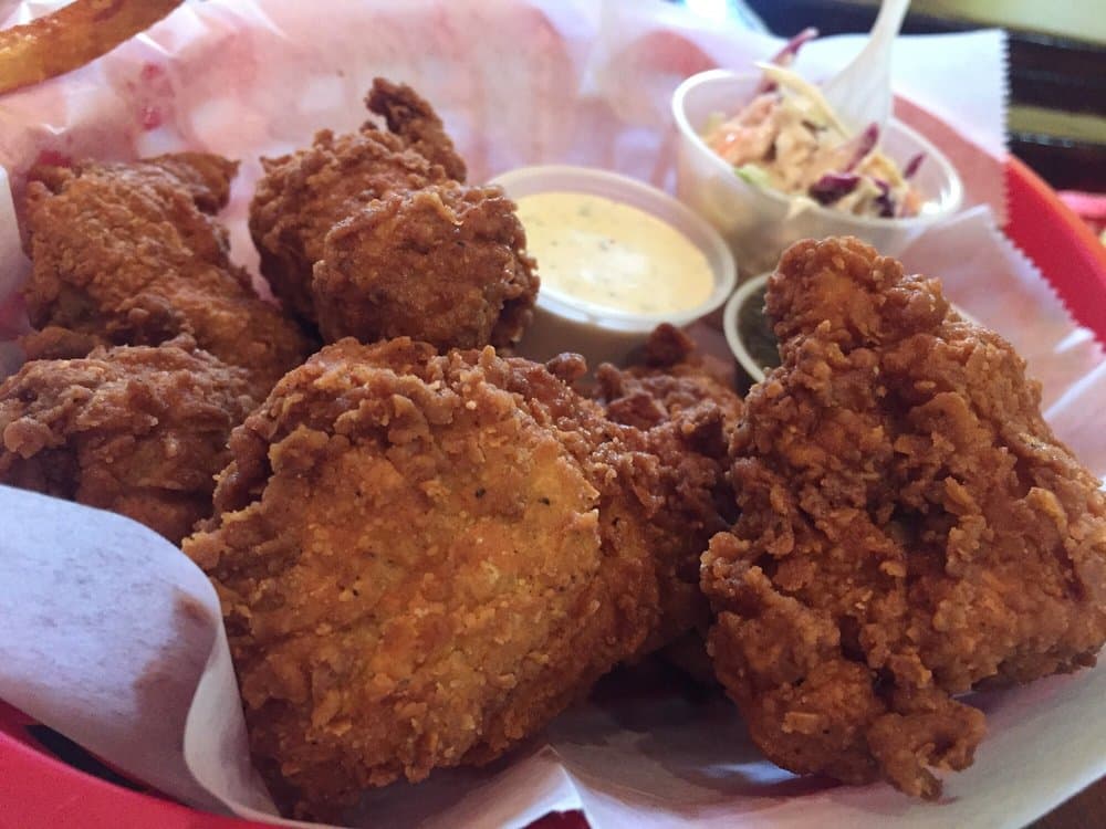 <b>Foghorn</b>
<br>Dirección: 4213 Ridge Ave Philadelphia, PA 19129
<br>Teléfono: (267) 335-3061
<br>Sitio web:
<a href="http://foghornphilly.com">http://foghornphilly.com</a>
<br>
<b><a href="https://www.yelp.com/map/foghorn-philadelphia">Cómo llegar</a></b>
<br>
<br>El restaurante sirve “pollo frito estilo Philly, papas fritas cortadas a mano, la famosa ensalada de repollo del abuelo y salsas especiales”, según sus propietarios.