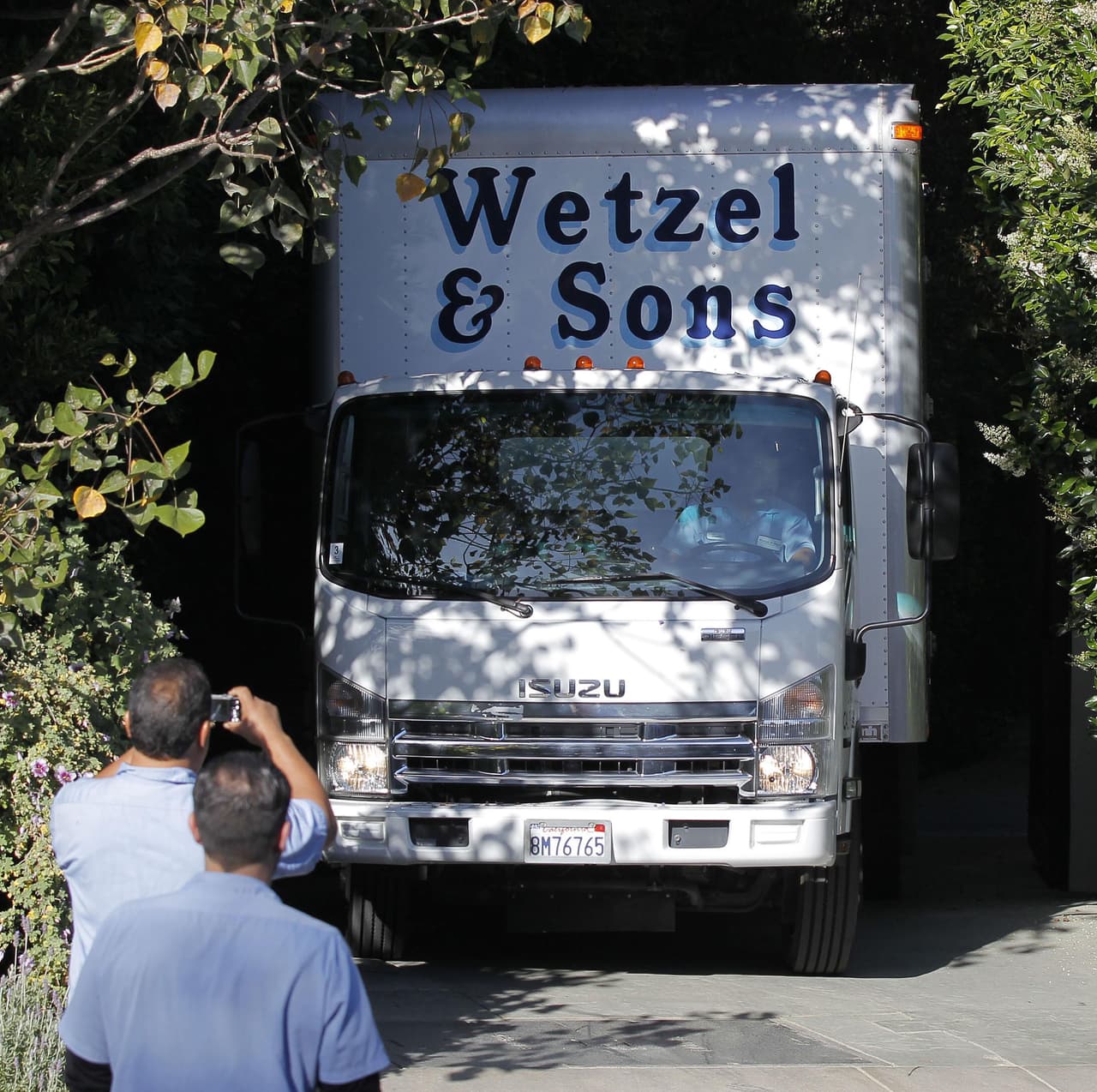 La llegada de estos camiones de mudanza no han ayudado con la noticia.