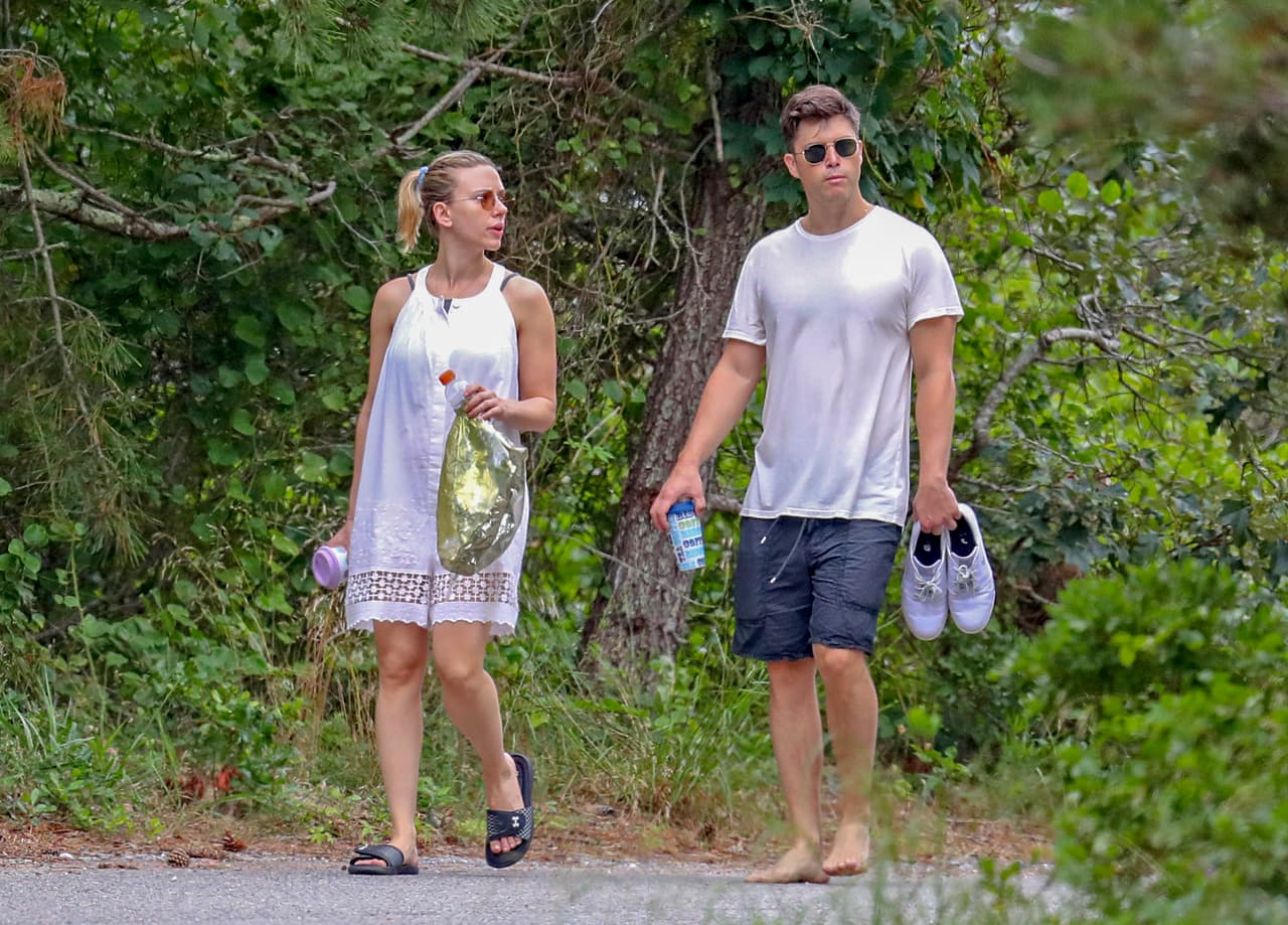 En julio de 2017, Colin y Scarlett fueron vistos juntos. Los primeros rumores de que estaban saliendo se escucharon meses después de que ella se divorciara de su segundo esposo, Romain Dauriac.