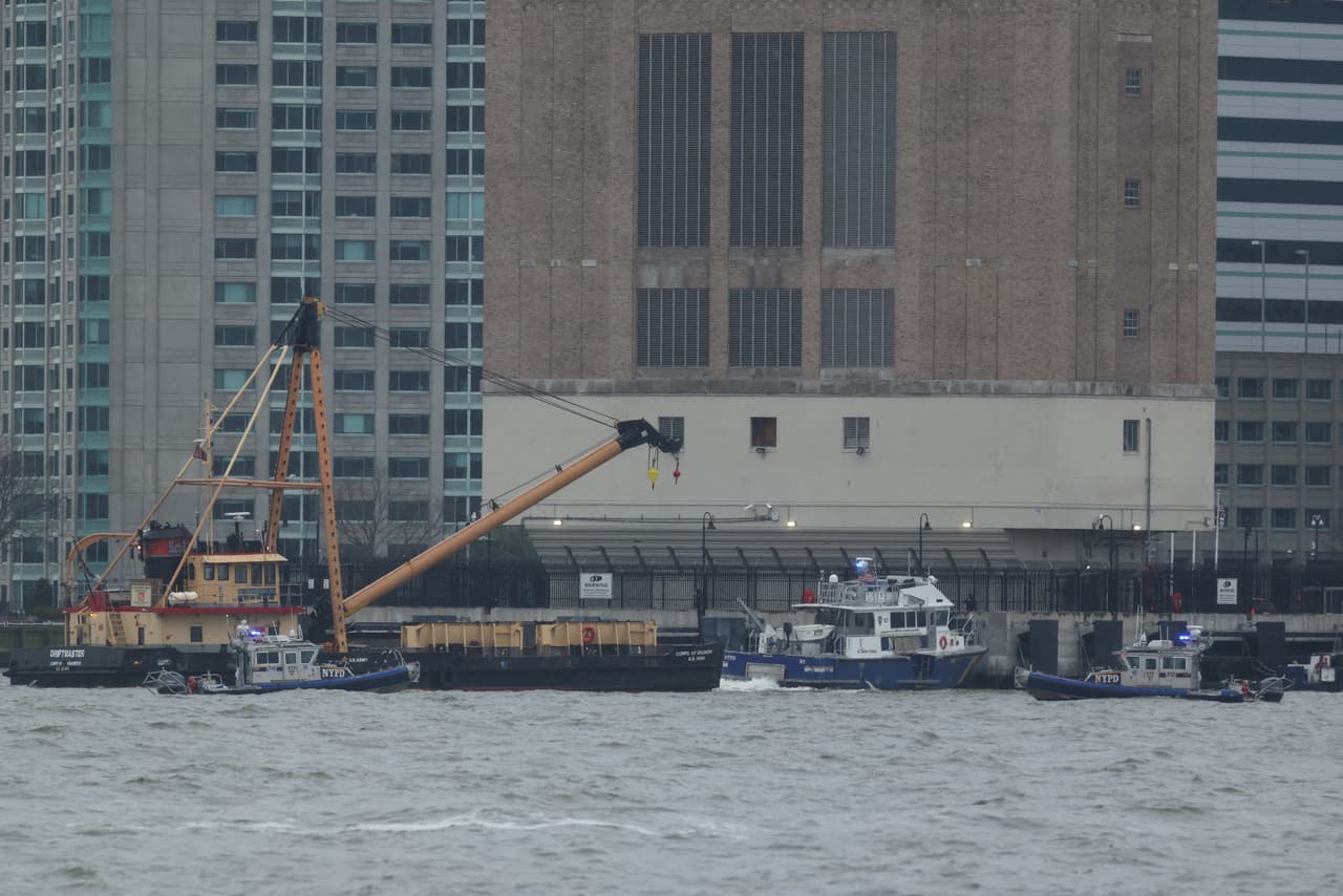 Citado por 
<i>The New York Times</i>, Michael Roth, director ejecutivo de 
<b>New York Helicopter</b>, la aeronave era operada por su firma, dedicada a excursiones.