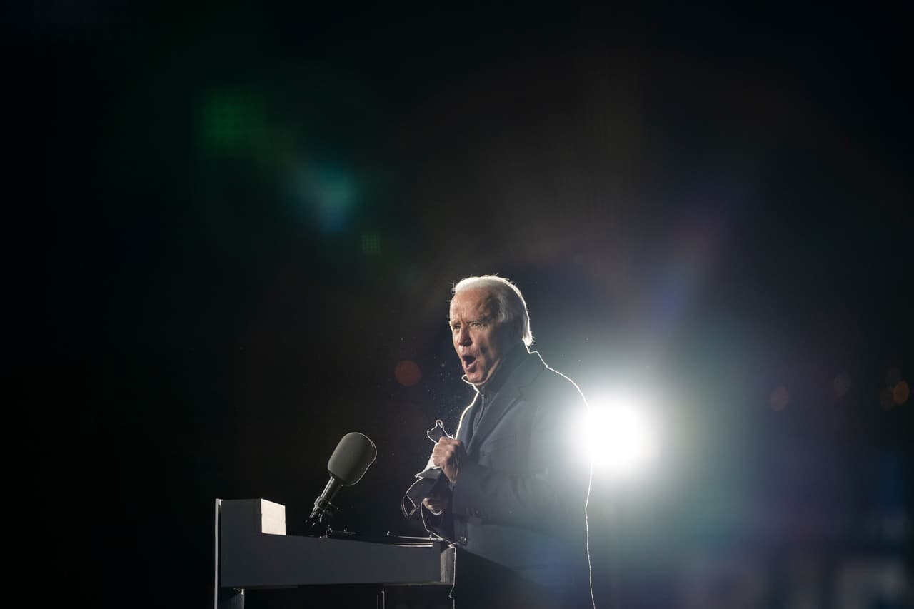 Joe Biden habla durante un mitin de campaña en Lexington Technology Park este lunes en Pittsburgh, Pennsylvania. Un día antes de las elecciones, el exvicepresidente fue tajante al decir que su mensaje era simple: "¡El poder para cambiar este país está en sus manos, en sus manos! ...
<b>No me importa cuánto lo intente Donald Trump, no hay nada, nada que detenga a la gente de esta nación para que ejerza su voto, punto".</b>
<br>