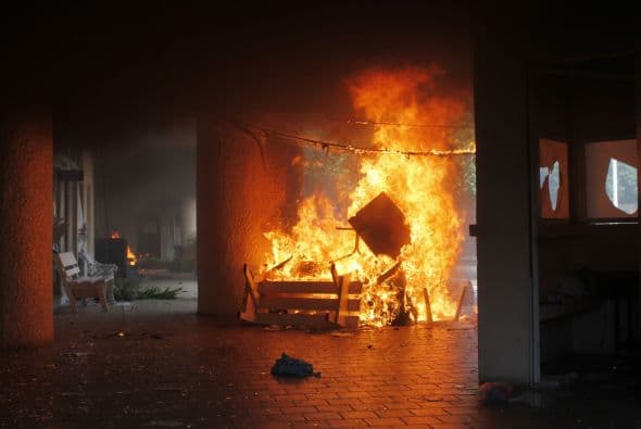 Cuando los manifestantes lograron irrumpir en el inmueble, lanzaron bombas molotov y el lugar comenzó a incendiarse.