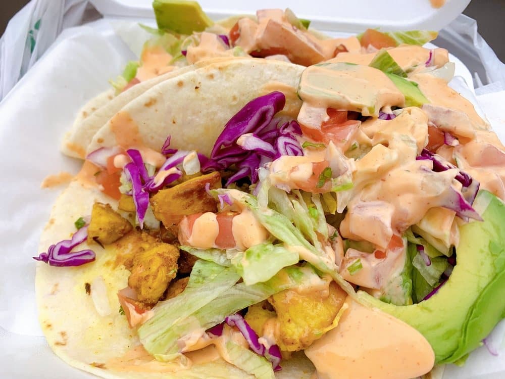 <b>Cucina Zapata </b>
<br>Dirección: S 31st & Ludlow St Philadelphia, PA 19104
<br>Sitio web: 
<a href="https://cucinazapataphiladelphia.bestcafes.online/">https://cucinazapataphiladelphia.bestcafes.online/</a> 
<br>
<b><a href="https://www.yelp.com/map/cucina-zapata-philadelphia">Cómo llegar</a></b>
<br>
<br>Una usuaria de Yelp dijo: “Uno de los camiones de comida más singulares que existen, que es visualmente evidente cuando pasas junto a un montón de camiones de sándwiches para llegar a este vehículo de colores brillantes. Tan popular como es este lugar, nunca he tenido que esperar más de 10 minutos para mi comida”.