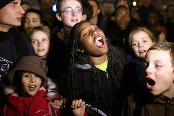 Se ven uestras de alegría en las personas reunidas en la plaza, que desafiaron la lluvia y el frío para esperar el anuncio.