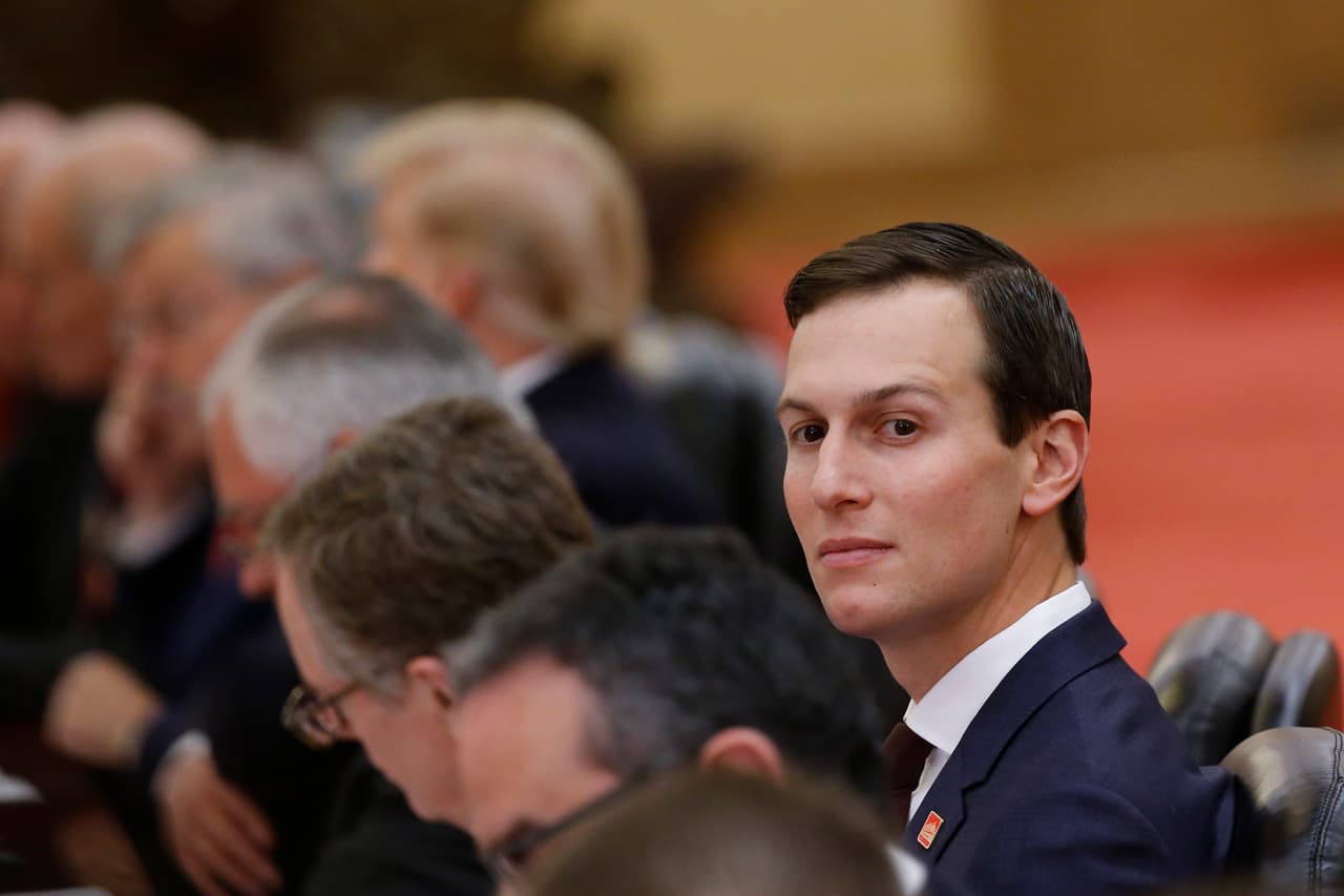 <b>La solicitud de una credencial de seguridad para su yerno.</b> A mediados de 2018 Trump ordenó a su jefe de gabinete a que concediera a Jared Kushner
<a href="https://www.univision.com/noticias/politica/trump-ordeno-que-le-dieran-acceso-a-kushner-a-informacion-privilegiada-segun-the-new-york-times"> <u>acceso a información confidencial del país.</u></a> La solicitud se hizo a pesar de la preocupación expresada por oficiales de inteligencia sobre las finanzas y los vínculos de su familia con gobiernos e inversores extranjeros. La petición del presidente preocupó tanto a funcionarios de su administración que el jefe de personal de la Casa Blanca en ese momento, John F. Kelly, y el abogado de la Casa Blanca, Donald F. McGahn II, escribieron memorandos internos detallando la imposición a pesar preocupaciones que se habían planteado sobre el tema.
