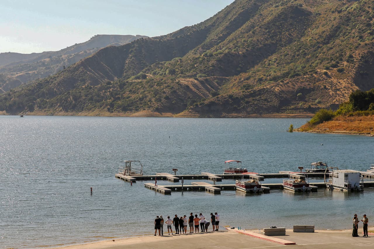 En la embarcación solo estaba el pequeño y le dijo a la policía que él y su madre habían estado nadando en el lago. Él regresó al bote, pero Rivera no. 
<br>
