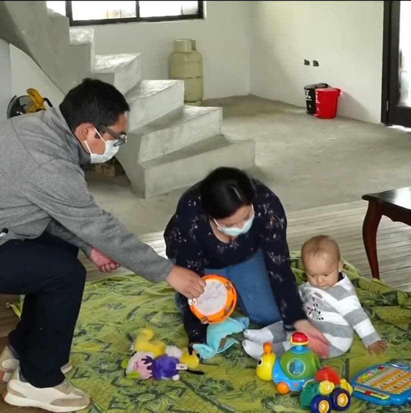 Fue entonces cuando le recomendaron a toda la familia trasladarse a Quito, la capital de su Ecuador natal, para tratar de encontrar un tratamiento al pequeño Juan Manuel, donde les confirmaron que el cáncer estaba en los dos ojos del niño. 
<br>