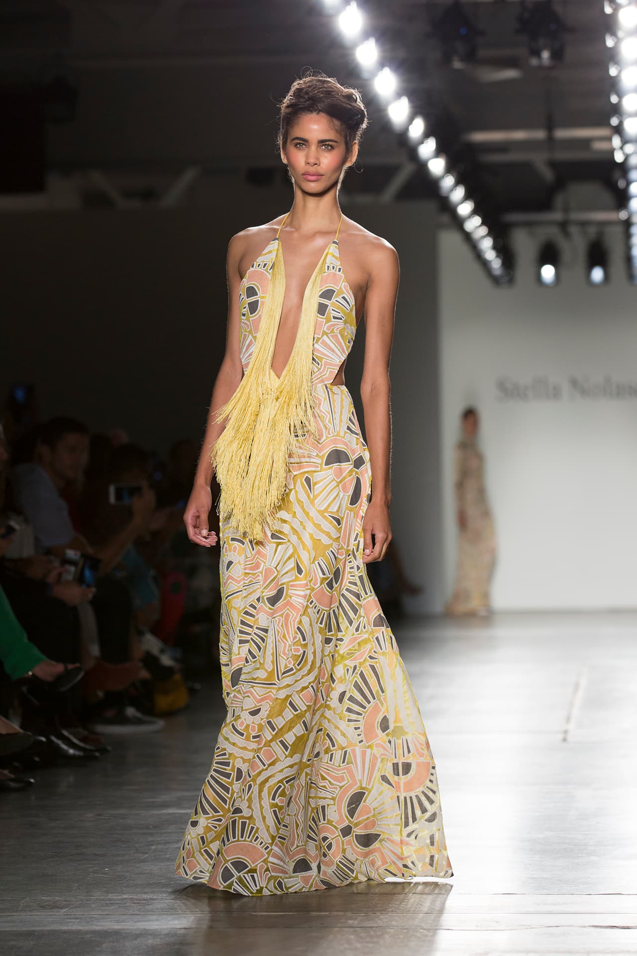 Usando escotes en V, algunos más pronunciados que otros y también redondos. Diseñadora Stella Nolasco. NYFW, Spring/Summer 2016 - 09/16/2015