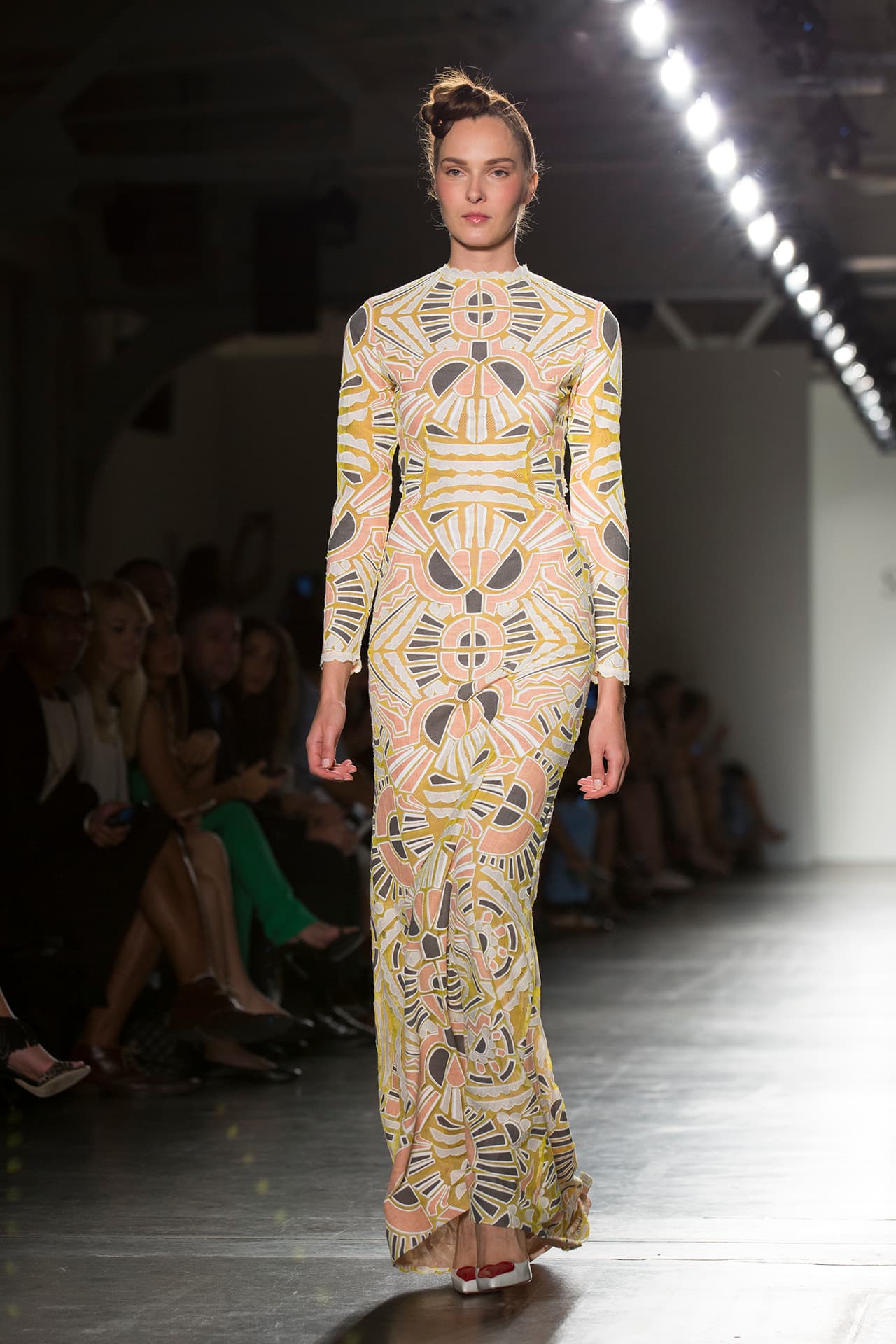 Y regresó a Nueva York más imponente que nunca con bordados y transparencias llenas de elegancia. Diseñadora Stella Nolasco. NYFW, Spring/Summer 2016 - 09/16/2015