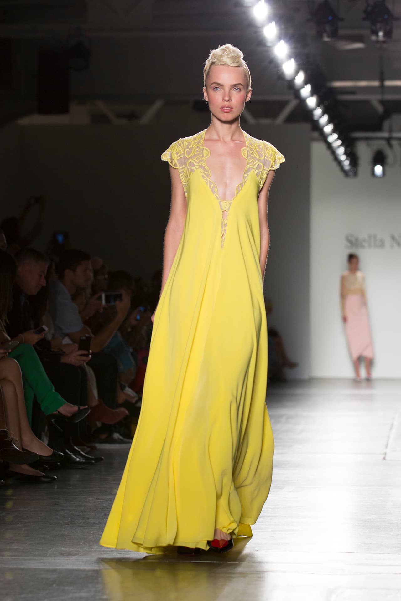 Perfecto para llevar en 'maxi dresses' con telas fluidas. Diseñadora Stella Nolasco. NYFW, Spring/Summer 2016 - 09/16/2015