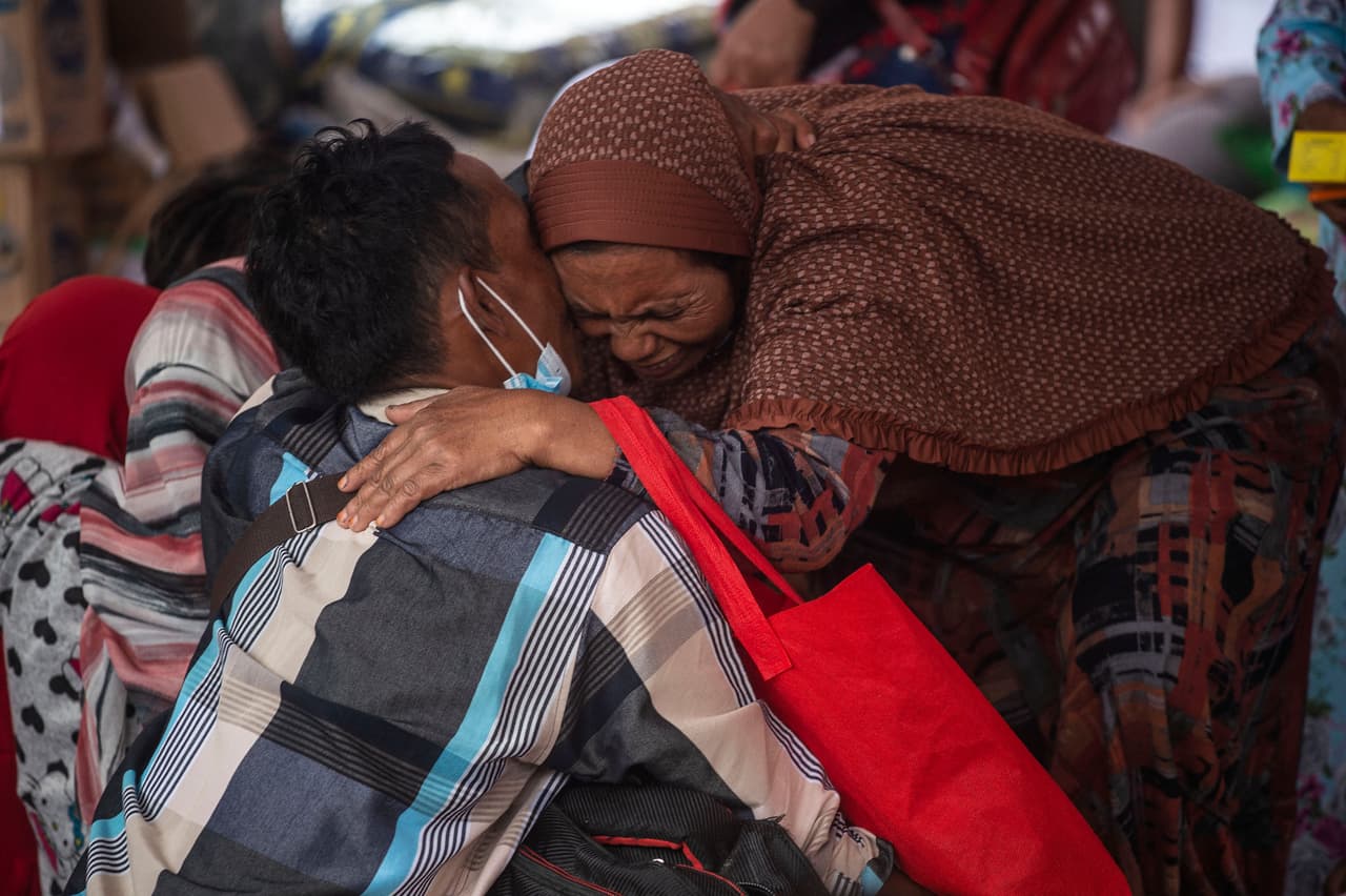 El cuerpo del niño de 13 años fue recuperado en la aldea de Sumberwuluh, una de las más afectadas, allí las casas fueron enterradas hasta los techos y los automóviles sumergidos.
