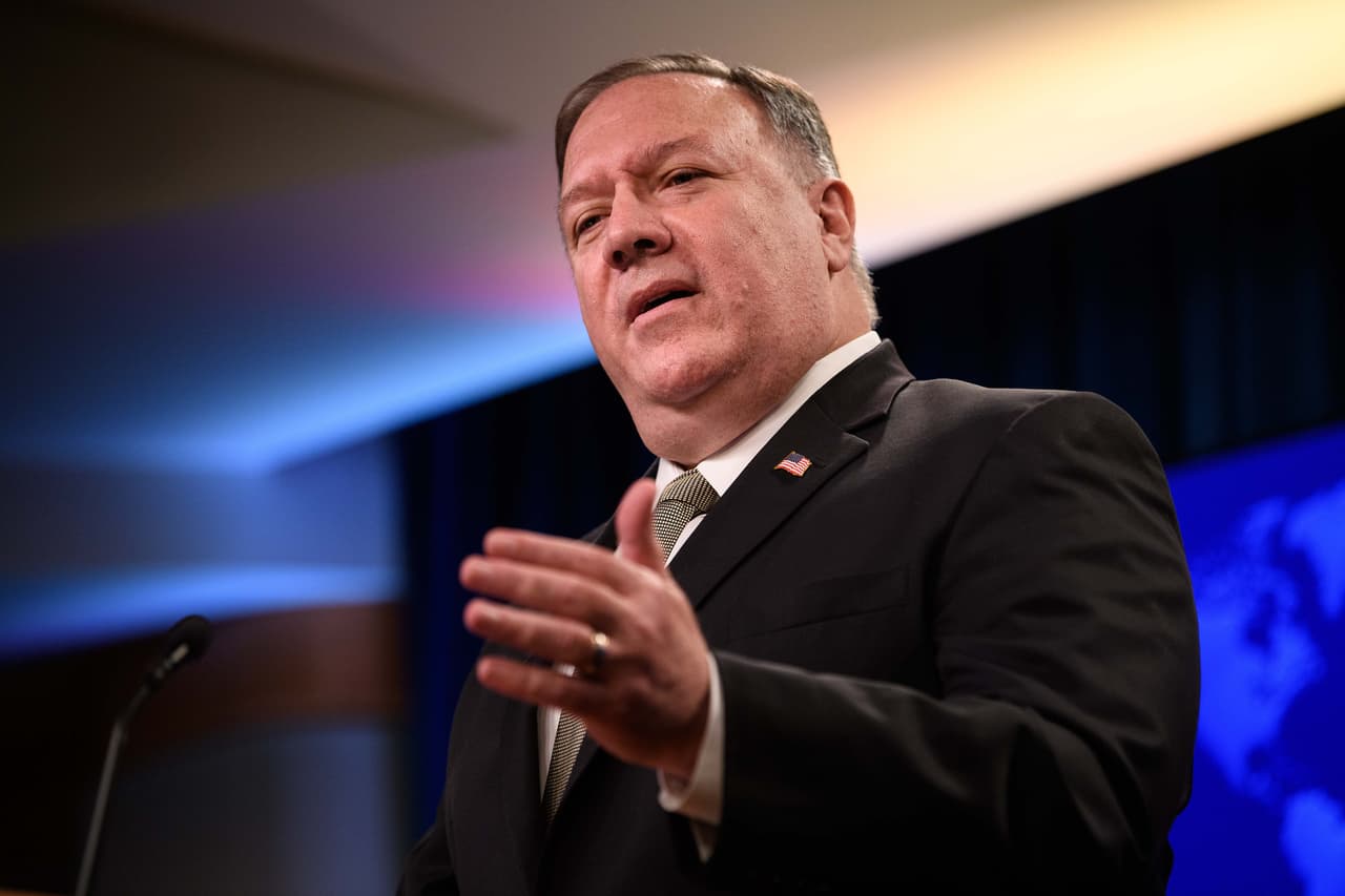 <b>El secretario de Estado</b>, cuarto en la línea de sucesión presidencial. Este cargo lo ocupa Mike Pompeo. La 
<a href="https://en.wikisource.org/wiki/United_States_Statutes_at_Large/Volume_1/2nd_Congress/1st_Session/Chapter_8"><u>Ley de sucesión presidencial de 1886</u></a> estableció una línea de sucesión que incluía a los miembros del gabinete del presidente en el orden de establecimiento de los distintos departamentos, comenzando por el secretario de Estado.
<br>