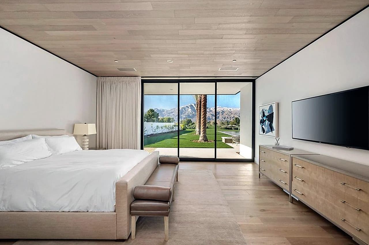 Tiene seis dormitorios con amplios ventanales y hay siete baños y medio.
<br>