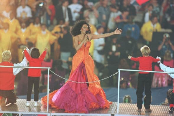 Diana Ross participó en la celebración de los 30 años de la celebración del Super Bowl.