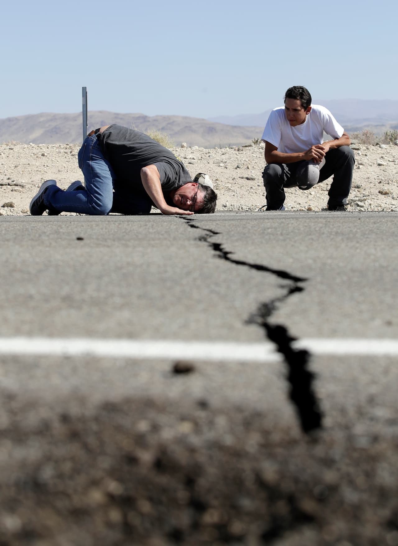 El impacto del sismo en las carreteras fue analizado por inspectores de Caltrans, y cuadrillas de la entidad trabajaron durante la noche del viernes para restaurar el paso en las vías.
<br>