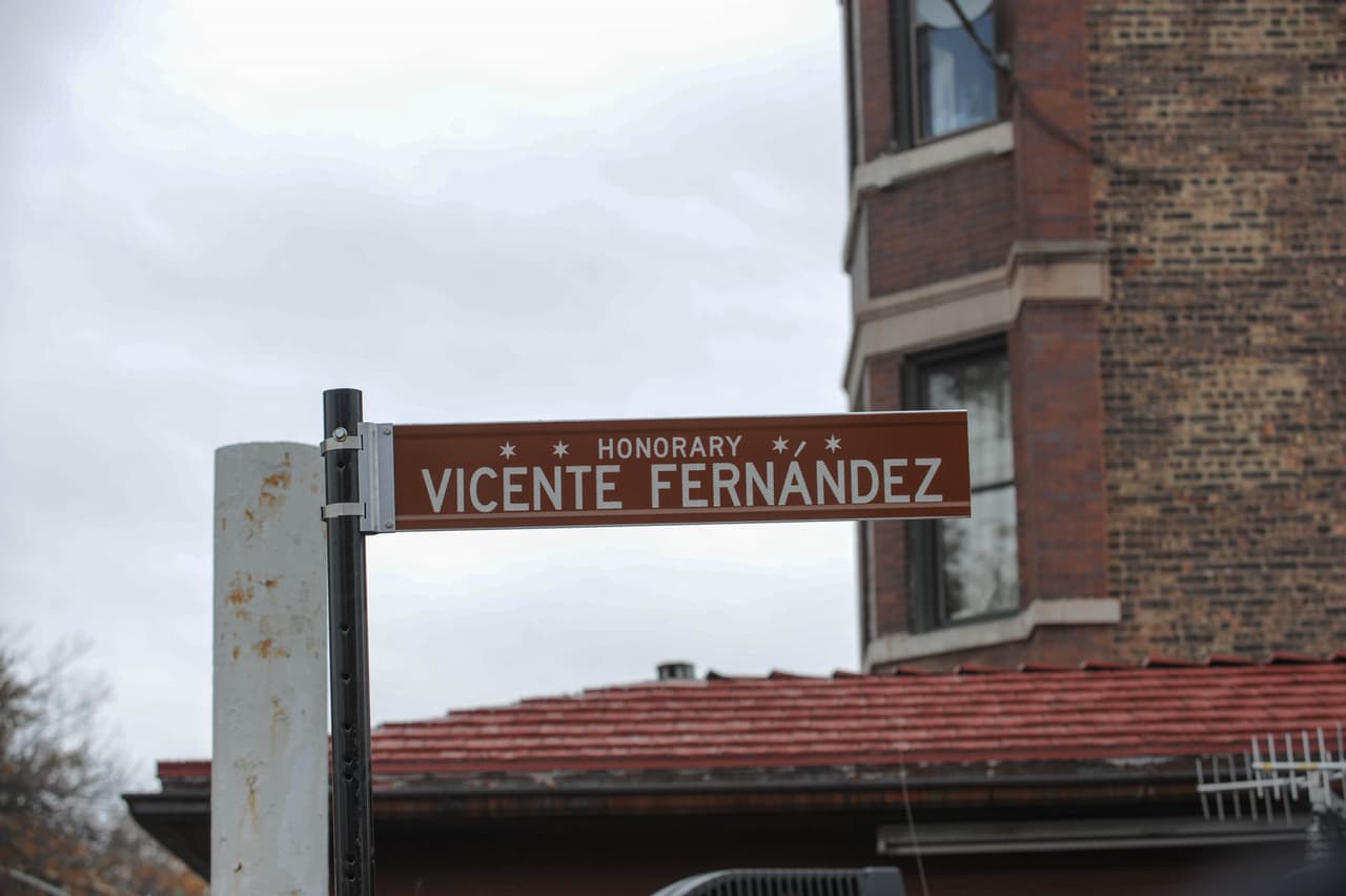 Como parte el homenaje,
<b>la Calle 26, en La Villita, recibió el nombre de Vicente Fernández</b> de forma honoraria. Fue el mismo Charro de Huentitán quien develó la placa en la esquina con la Calle Troy, que durante el evento estuvo cubierta con una bandera mexicana.