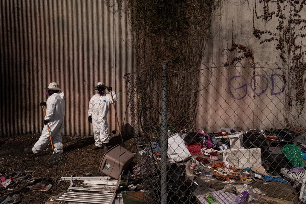 "Hemos traído a esa gente de adentro a recibir servicios como tienen un hotel privado para recibir comidas y un consejero que les ayude a conseguir un lugar permanente", explicó un funcionario involucrado en la operación.