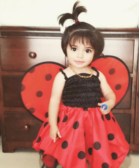 Ella es Aitana, la hermosa nena de Ale Rosaldo y Eugenio Derbez, como una 'ladybug'.