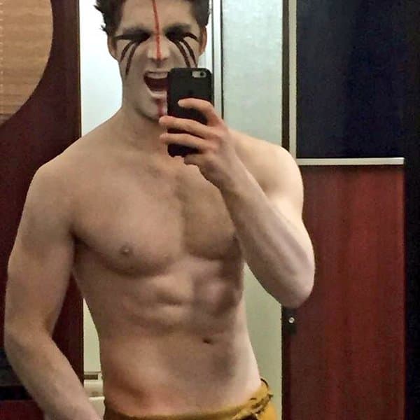 Diego Boneta mejor se quitó la playera.