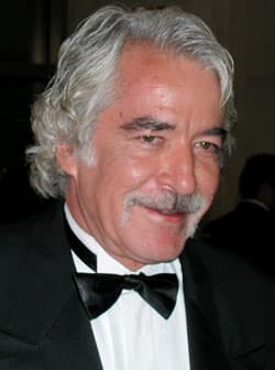 También la manipula y la orilla a cometer muchas atrocidades. ¡Uy qué miedo!