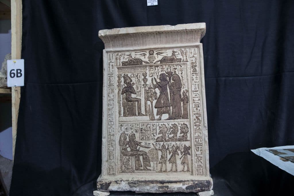 Tales hallazgos permiten reescribir "la historia" de ese período, como este ataúd de madera que ha sido mostrado a los presentes este domingo durante la ceremonia.