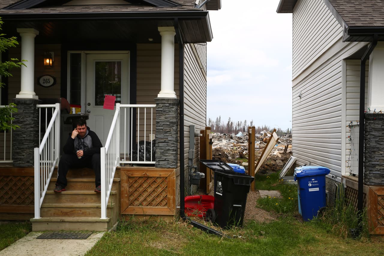 Después de un mes casi sin actividad, los vecinos de regreso se encontraron con una ciudad fantasma. Con todo, varias tiendas lograron reabastecerse y presentar sus vitrinas decoradas y los bancos o servicios municipales alcanzaron a abrir sus puertas antes de la llegada de los residentes.