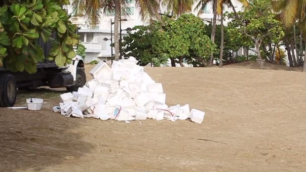 Pese al llamado de disfrutar la noche pero concientes de que las playas hay que mantenerlas limpias, balnearios como Isla Verde acabaron llenos de basura.