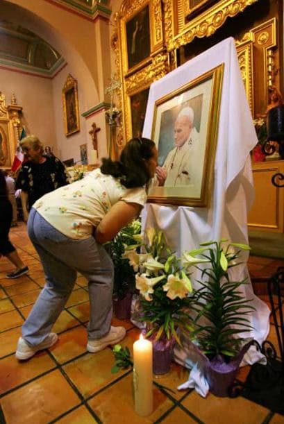 Su muerte fue lamentada en la Catedral de Nuestra Señora de Los Ángeles y en la Iglesia de la Placita, Nuestra Senora Reina de Los Angeles.