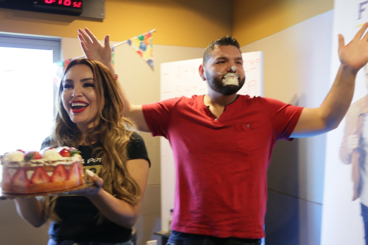 Miren cómo quedó el locutor después de esa mordidota.