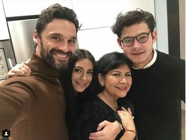 De las misma manera Iván convive con su suegra y su cuñado, quienes también viajaron a España para las pasadas fiestas decembrinas aunque no se sabe si ambas familias se conocieron o convivieron.