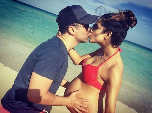 "De repente cuando entra en mi camerino y le gusta cómo me veo o le gusta el trabajo que estoy haciendo ya eso 
<b>me hace sentir muy bien</b>", confesó Espinoza a People en Español.
<br>