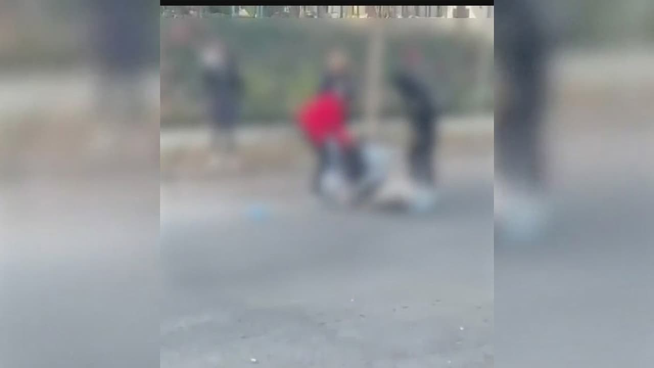 "Lo mandaron para el hospital": madre hispana se niega a enviar a su hijo a la escuela tras una golpiza