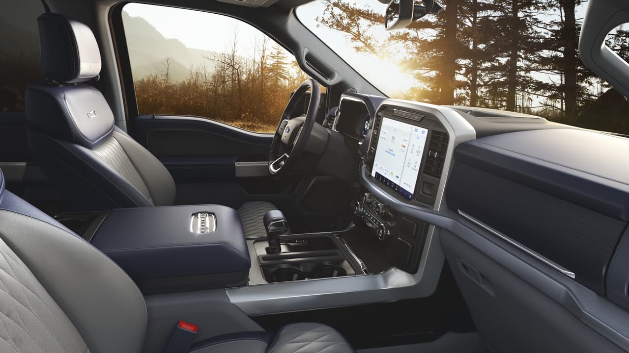 La cabina de la Ford F-150 Limited cuenta con una pantalla táctil de 12 pulgadas que permite operar varios sistemas simultáneamente.