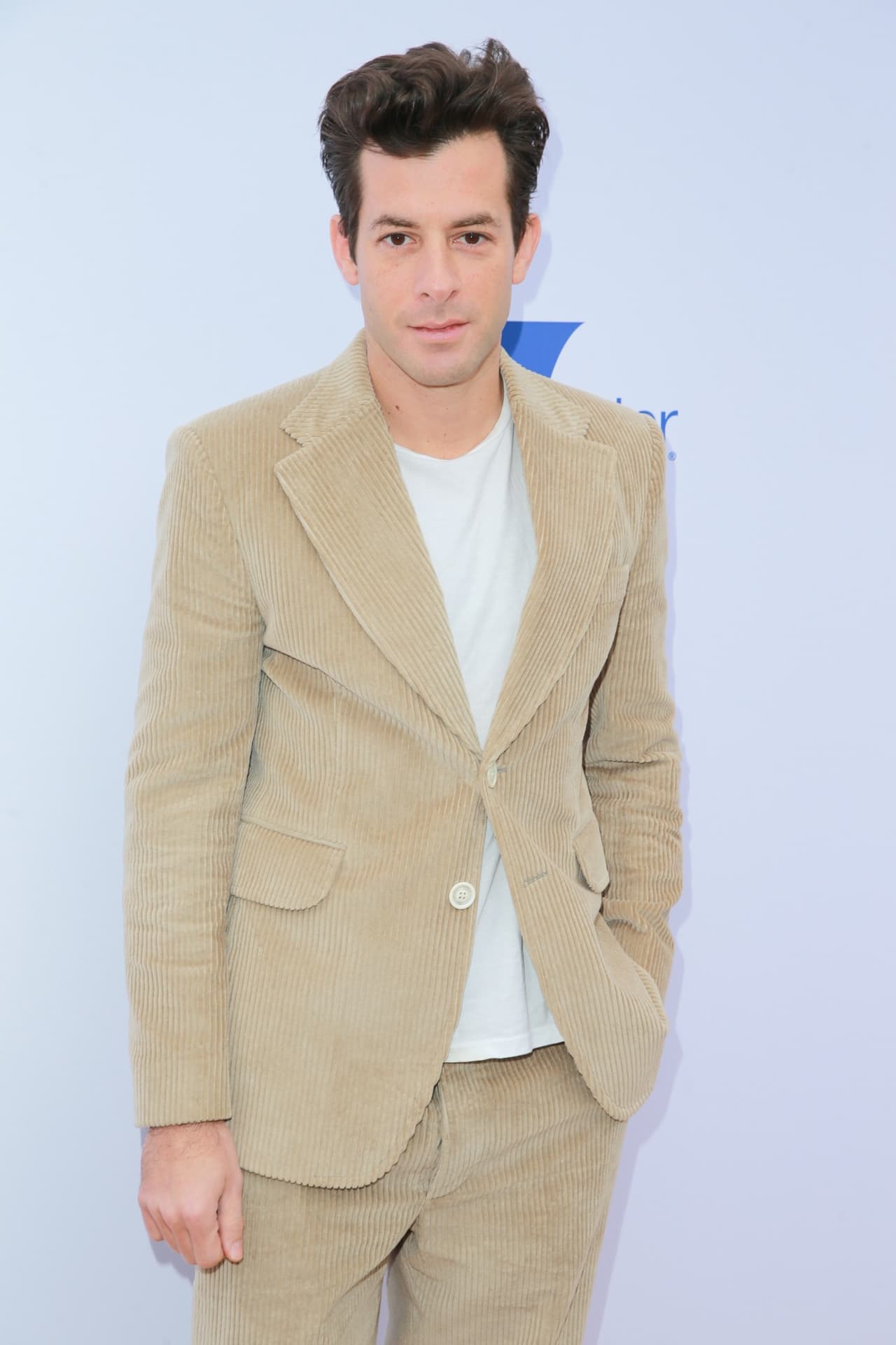 "Ahora que sabemos que estás soltero, ¿te estás identificando como un 
<b>hombre al que le gusta el intelecto</b>?", le preguntó la presentadora del show. Al respecto, Ronson respondió: "Sí, no sabía que había una palabra para eso. Todos estábamos discutiendo en el camerino con un par de sus productores, y sí, siento que 
<b>me identifico como 'sapiosexual'"</b>, dijo Ronson en su intervención.