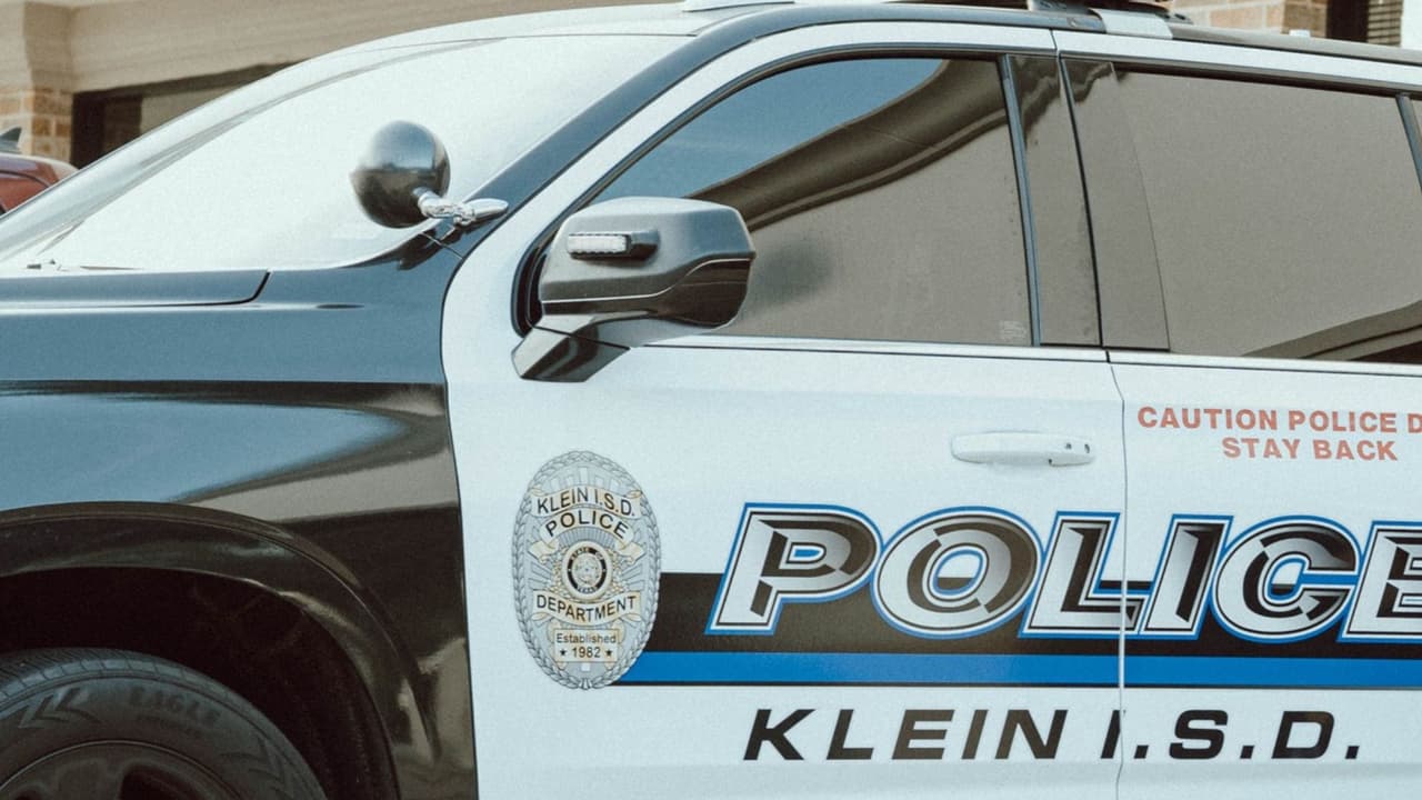 Estudiante de Klein ISD es arrestado tras disparar un arma accidentalmente en el baño escolar