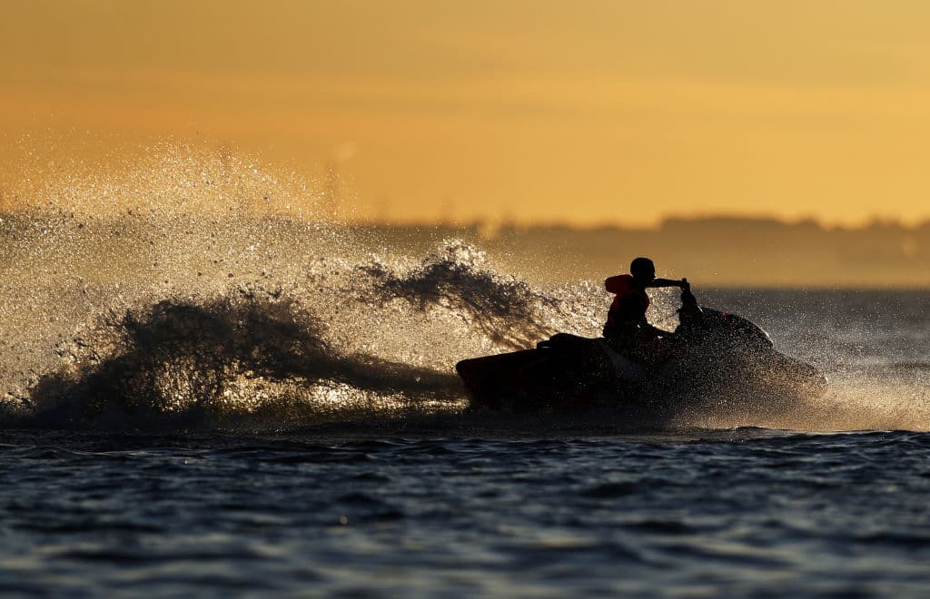 Navegó 5 horas en una moto acuática para burlar las restricciones por la pandemia y ver a su novia en una isla
