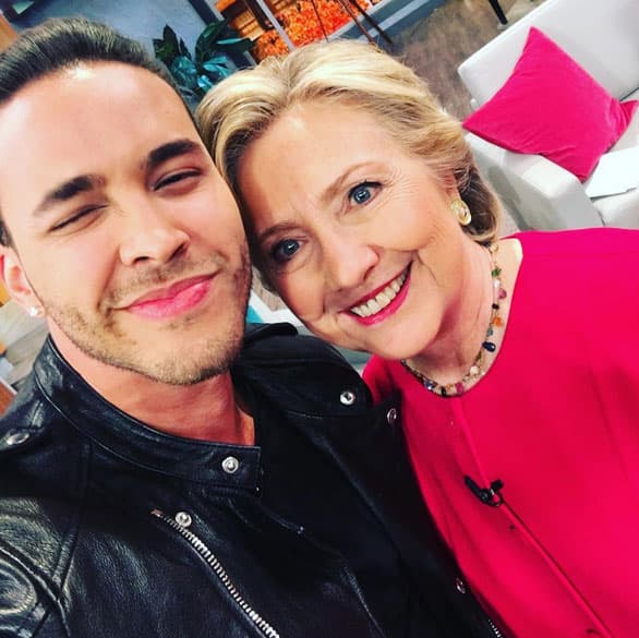 Prince también 
<a href="http://www.univision.com/especiales/latin-grammy/prince-royce-conocio-a-hillary-clinton-y-tiene-un-mensaje-para-los-jovenes-video">sorprendió a Hillary Clinton</a> durante su aparición especial en 'El Gordo y la Flaca', cantándole muuuy cerquita.